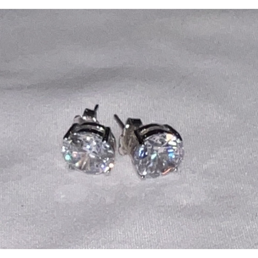EUC 8mm Round Cubic Zirconia Sterling Silver Basket Stud Earrings Classic Style